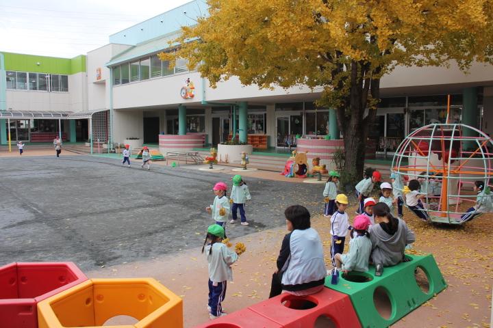 続　落ち葉遊び